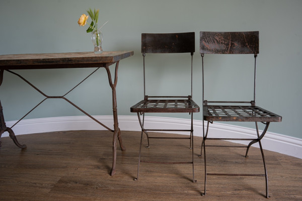 A pair of antique iron folding garden chairs - Image 9