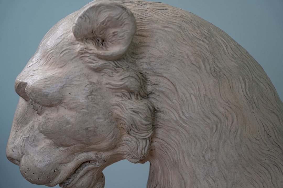 a garden statue of a tiger or lion